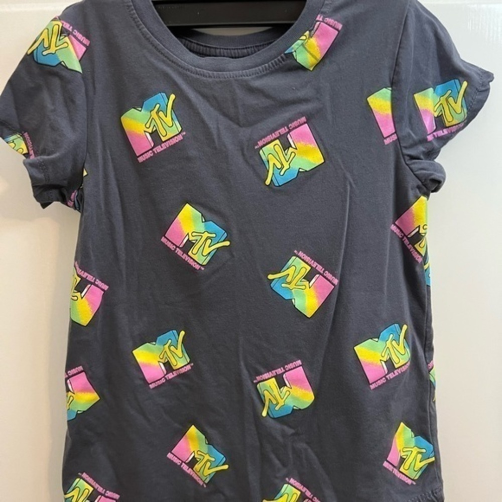 Girls MTV shirt. Size medium (7/8).